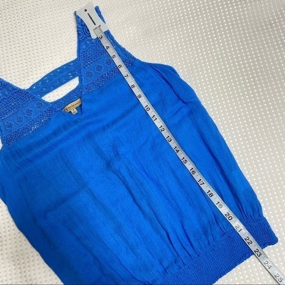 DEMOCRACY Sleeveless Top with Crochet Detail - Picture 4 of 7